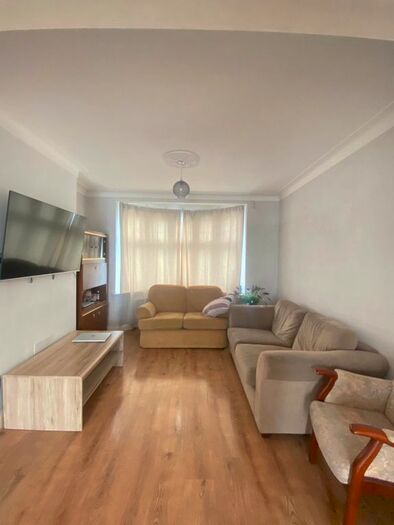 4 Bedroom Semi-Detached House To Rent In Dell Road, West Drayton, UB7