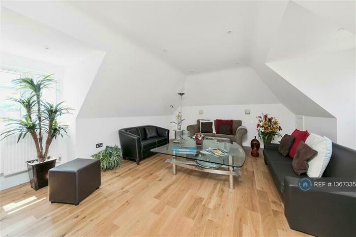 2 Bedroom Flat To Rent In Cobham, Cobham, KT11