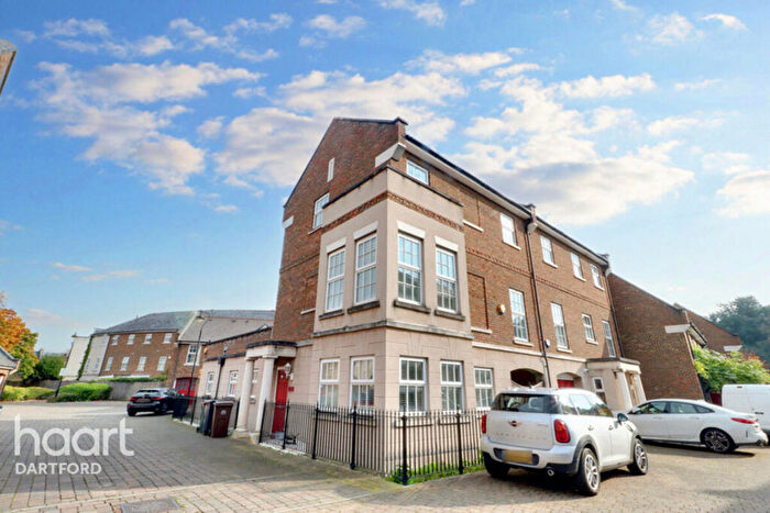 5 Bedroom Semi-Detached House For Sale In Park Cliff Road, Greenhithe, DA9