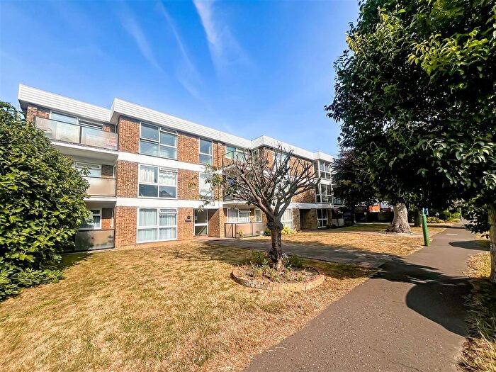 2 Bedroom Flat For Sale In St. Floras Road, Littlehampton, BN17