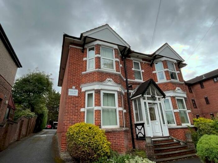 2 Bedroom Flat To Rent In Whitworth Crescent, Southampton, SO18