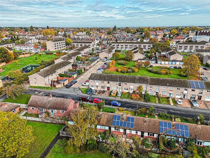 5 Bedroom Terraced House For Sale In Cramphorn Walk, Chelmsford, CM1