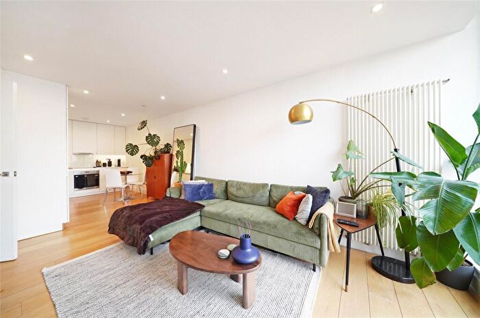 2 Bedroom Apartment To Rent In Plumbers Row, Aldgate East, E1