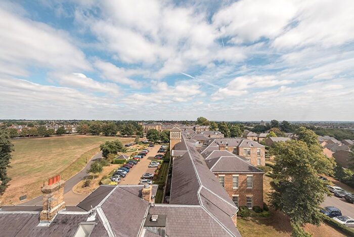 3 Bedroom Flat To Rent In Royal Drive, East Wing London, N11