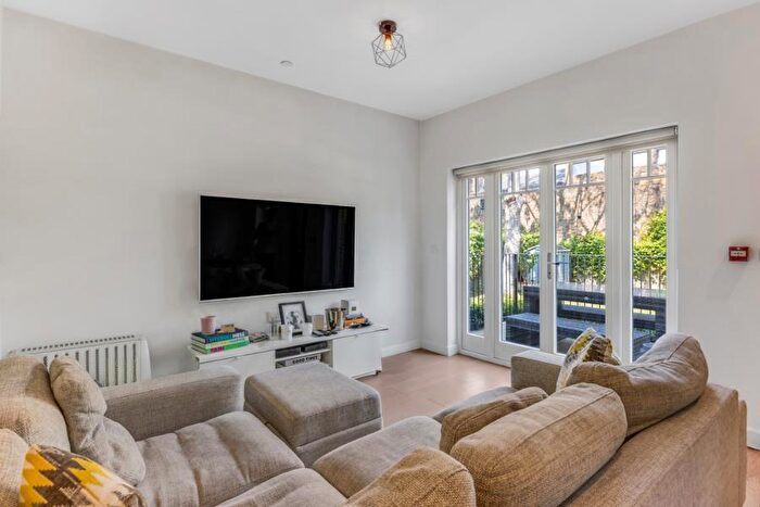 2 Bedroom Apartment To Rent In Compayne Gardens, South Hampstead, NW6