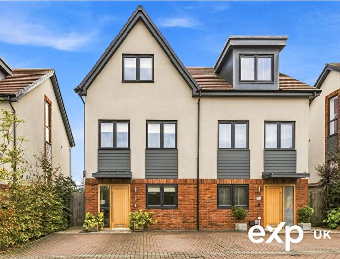 3 Bedroom Semi-Detached House For Sale In Poplar Grove, Edwinstowe, NG21