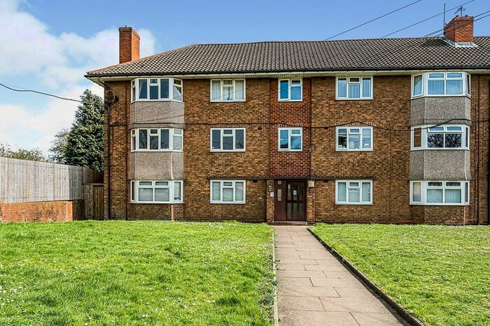 3 Bedroom Flat To Rent In Central Drive, Bilston, West Midlands, WV14