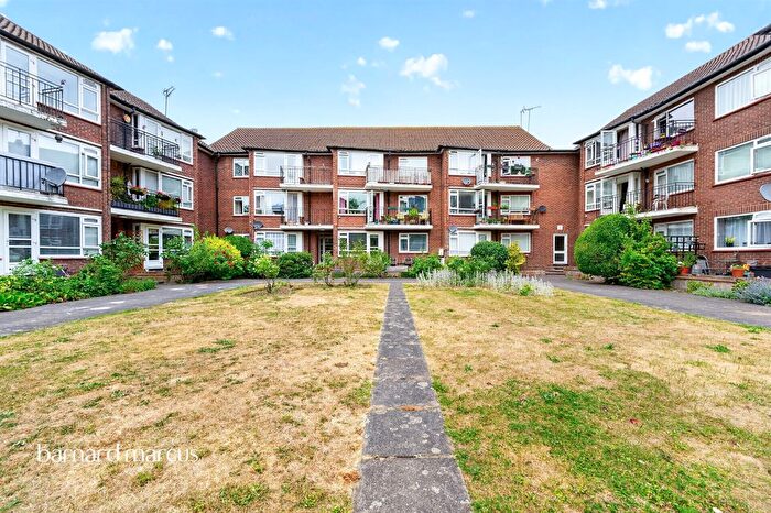 2 Bedroom Flat For Sale In Castle Way, Feltham, TW13