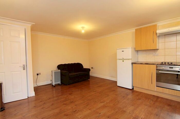 1 Bedroom Flat To Rent In Wyatt Close, Hayes, UB4