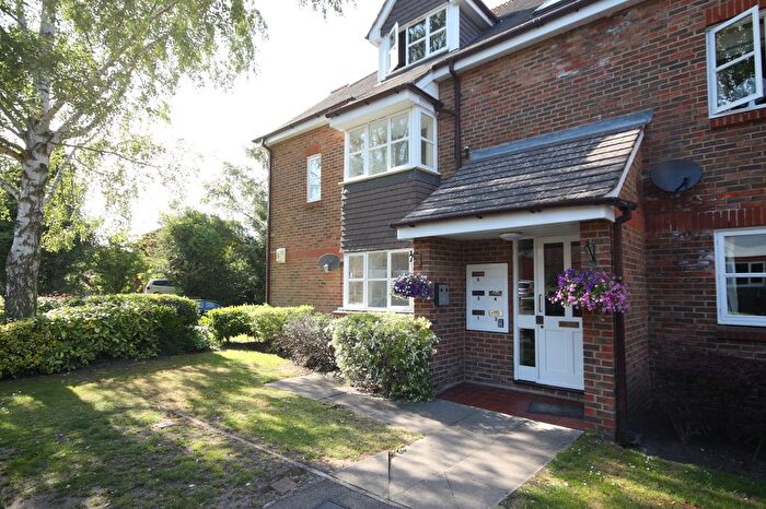 2 Bedroom Flat To Rent In Capstans Wharf, Woking, GU21