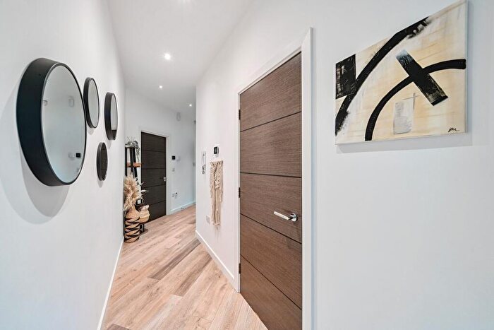 2 Bedroom Flat For Sale In Great North Road, Hatfield, AL9