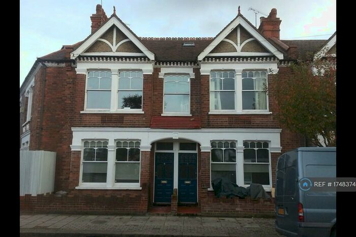 3 Bedroom Flat To Rent In Badminton Road, London, SW12