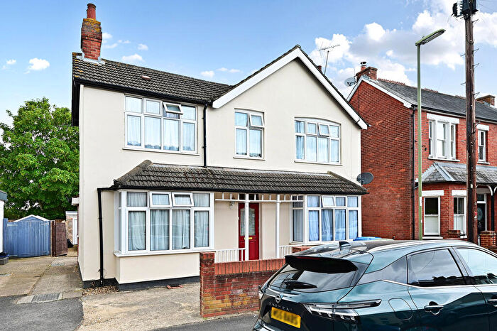 4 Bedroom Detached House For Sale In York Road, Farnborough, GU14