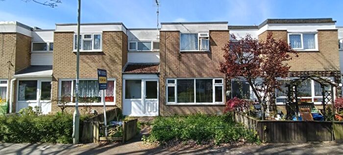 3 Bedroom House For Sale In Aldwick Close, Farnborough, GU14