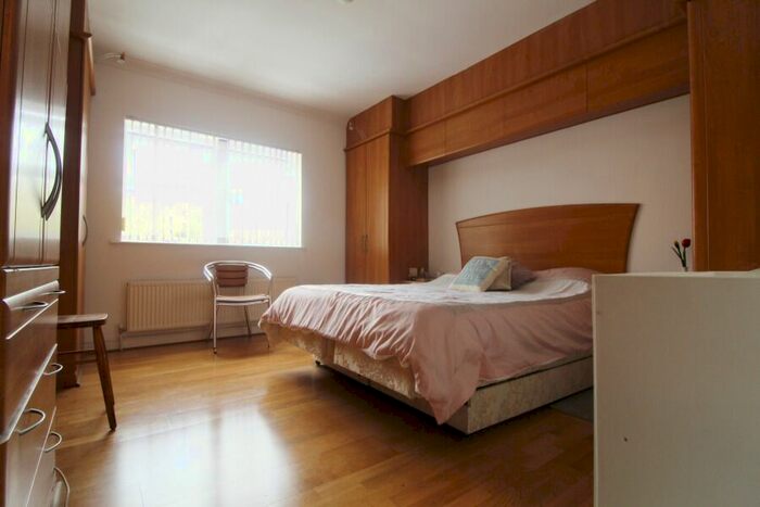 2 Bedroom Flat To Rent In Elderfield Place, Tooting, SW17