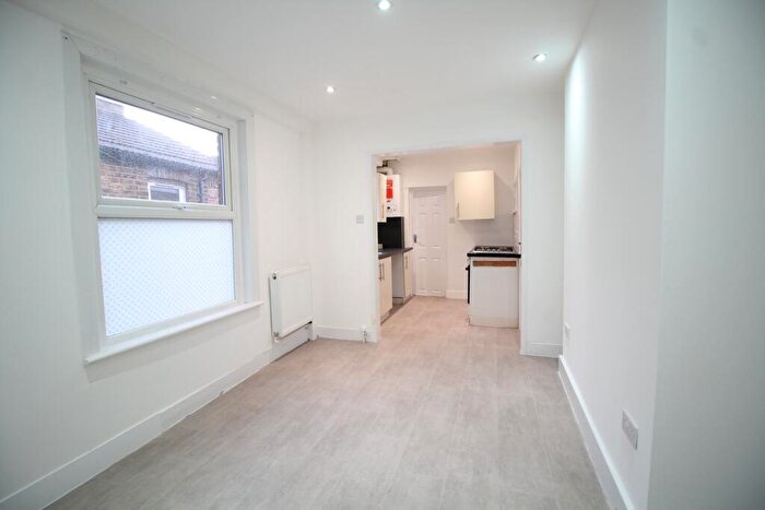 3 Bedroom Maisonette To Rent In Ecclesbourne Road, Thornton Heath, CR7