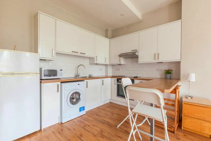2 Bedroom Flat To Rent In Brixton Road, Oval, London, SW9