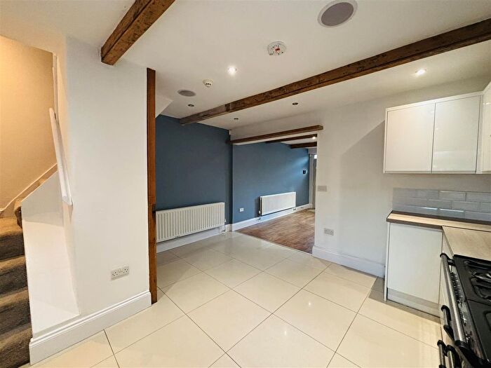 2 Bedroom End Of Terrace House To Rent In Dinting Lane, Glossop, SK13
