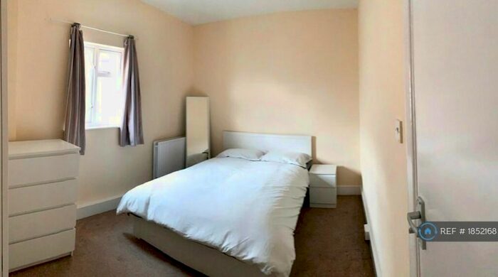 3 Bedroom Flat To Rent In Stoke Newington High Street, London, N16