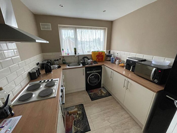 Maisonette To Rent In Tudor Court, Tipton, DY4