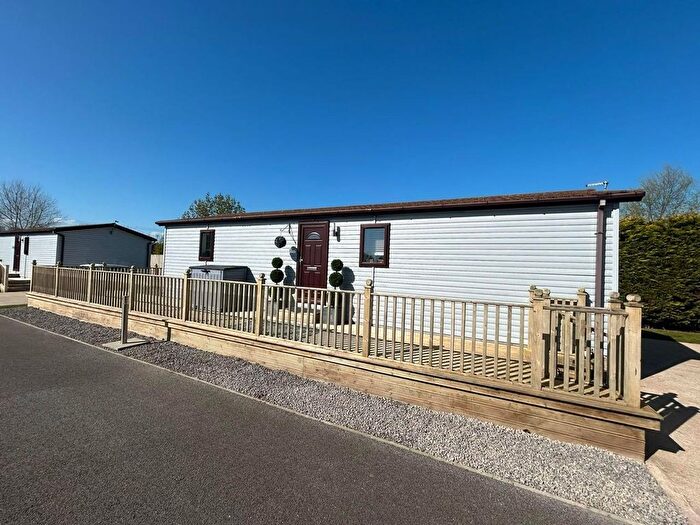 2 Bedroom Mobile/park Home For Sale In Hull Road, Wilberfoss, YO41