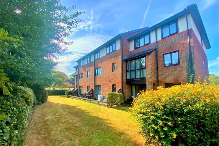 2 Bedroom Flat To Rent In Copse Lane, Horley, RH6