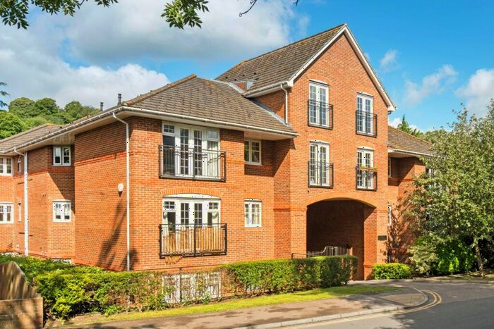 2 Bedroom Apartment To Rent In Croydon Road Caterham, CR3