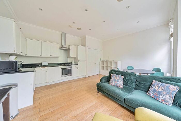 3 Bedroom Flat To Rent In Windmill Road, Wandsworth Common, London, SW18