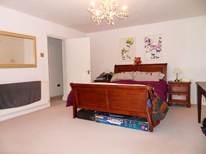 2 Bedroom Flat To Rent In The Avenue, Surbiton, KT5