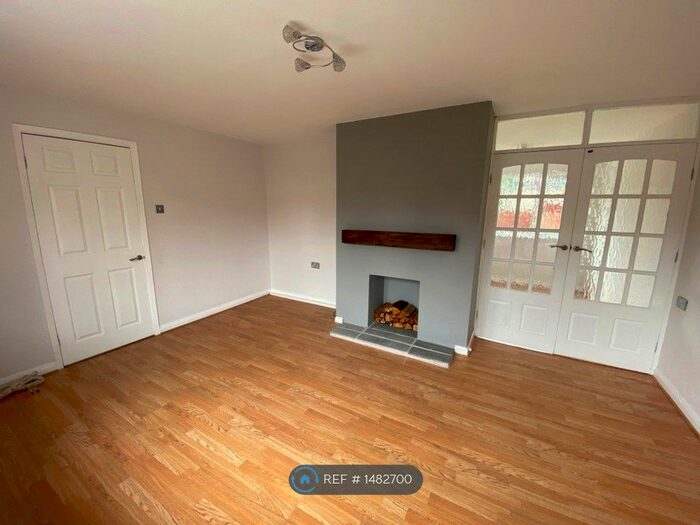 3 Bedroom Semi-Detached House To Rent In Springbank Close, Barnsley, S71