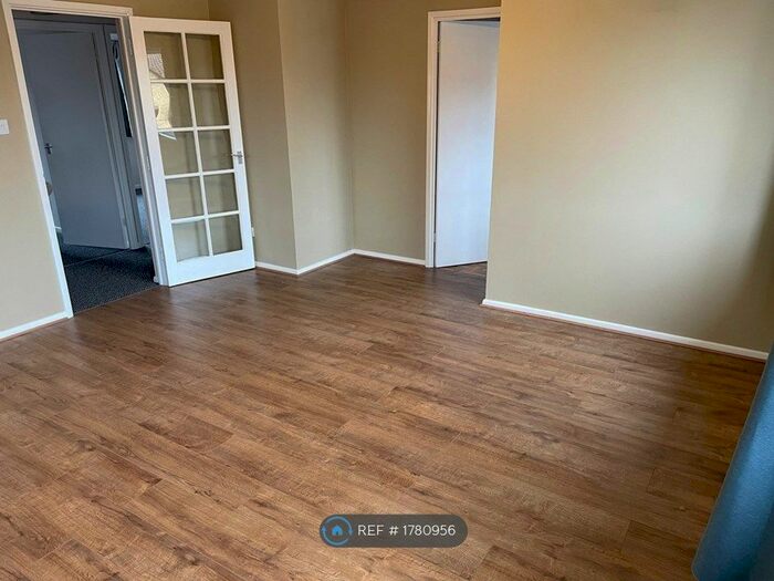 2 Bedroom Flat To Rent In Taunton Drive, Barnet, N2