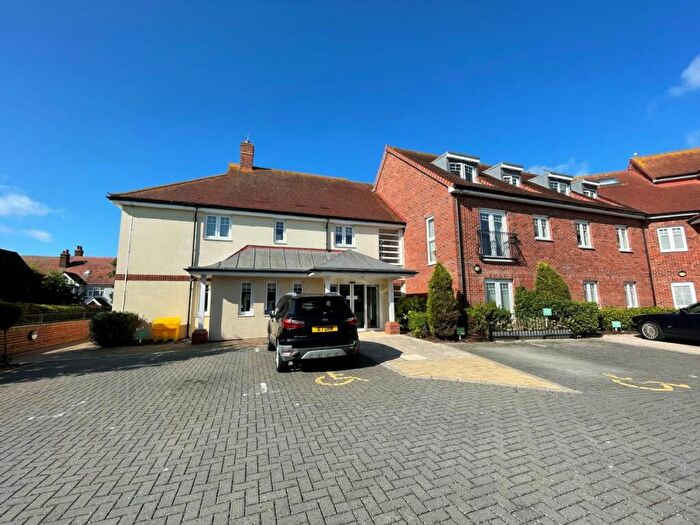 2 Bedroom Flat For Sale In Hadleigh Road, Frinton-on-sea, CO13
