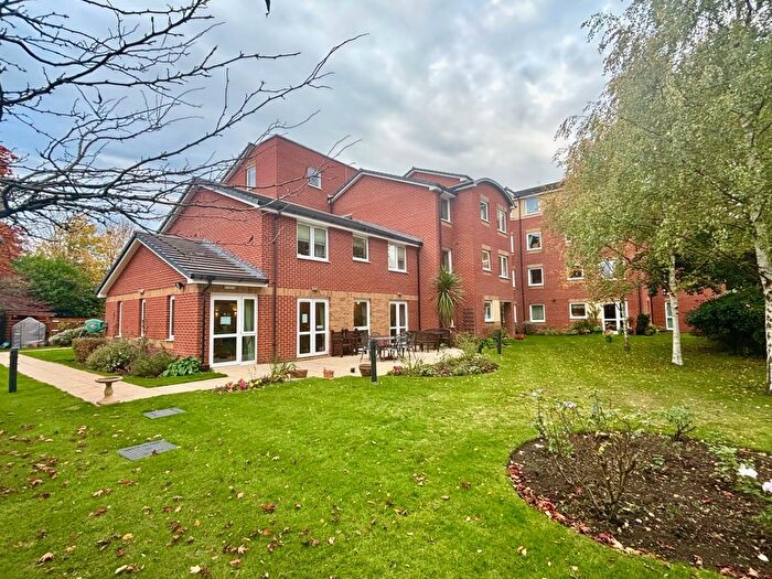 2 Bedroom Flat To Rent In Oaktree Court Addlestone Park, Addlestone, Surrey, KT15