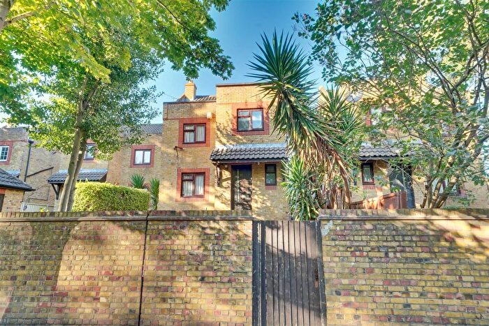 3 Bedroom Detached House For Sale In Tollgate Road, Beckton, London, E6