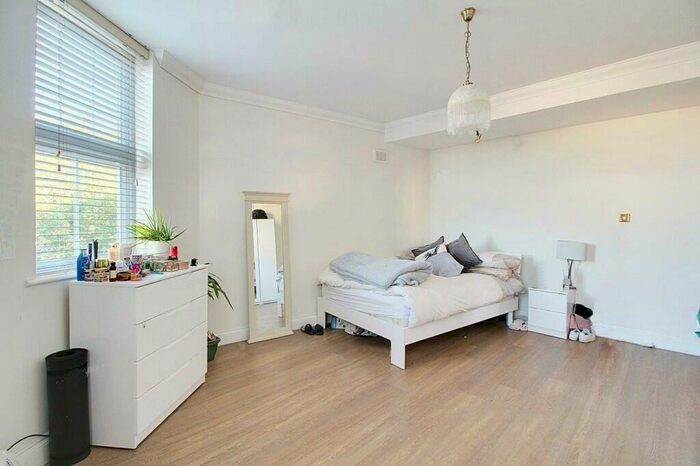 2 Bedroom Apartment To Rent In High Road, East Finchley, London, N2