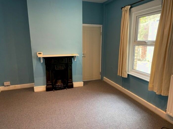 1 Bedroom Flat To Rent In High Street, Hampton Hill, Hampton, TW12