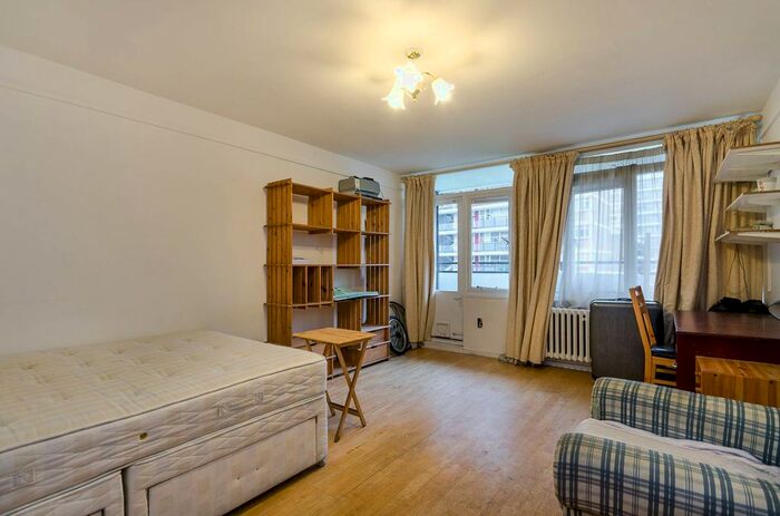 Studio To Rent In Churchill Gardens, Pimlico, London, SW1V
