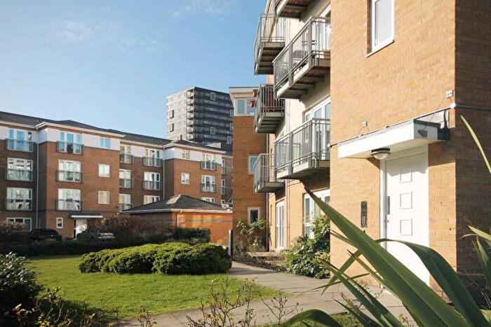 2 Bedroom Flat To Rent In Morton Close, Shadwell, E1