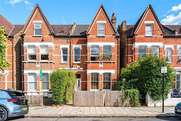 3 Bedroom Flat To Rent In Gleneagle Road, London, SW16