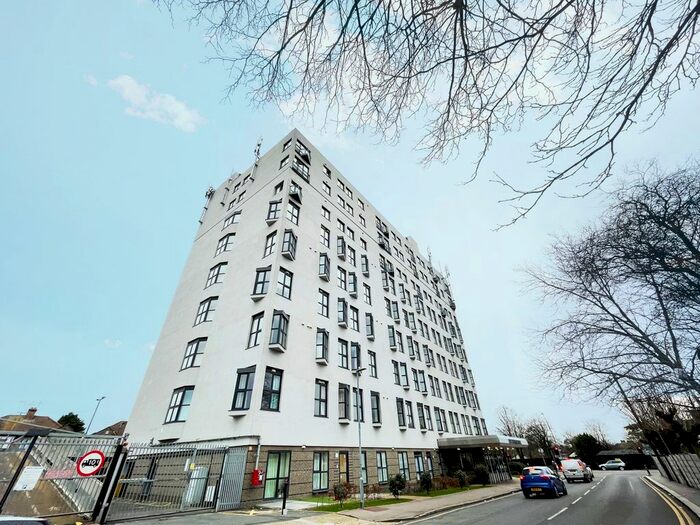 2 Bedroom Flat To Rent In High Road, Romford, RM6