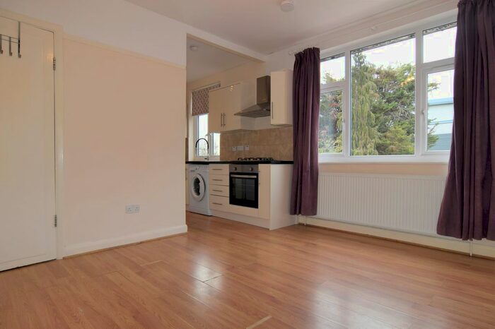 2 Bedroom Flat To Rent In Hill Rise, Greenford, Middlesex, UB6