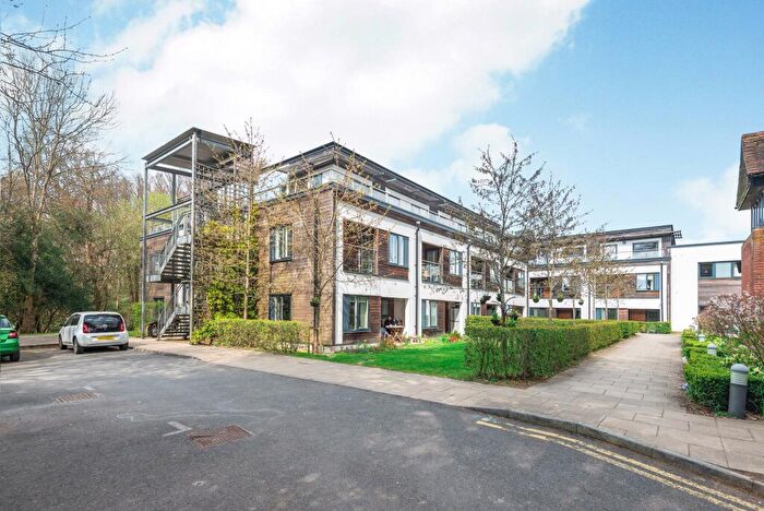 2 Bedroom Penthouse For Sale In Wispers Lane, Haslemere, Surrey, GU27
