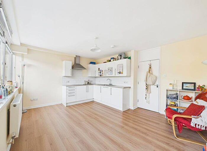 4 Bedroom Flat To Rent In Portland Grove, Stockwell, SW8