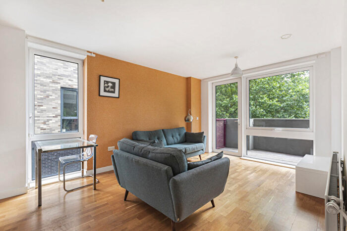 2 Bedroom Apartment To Rent In Trafalgar Gardens, Stepney Green, London, E1