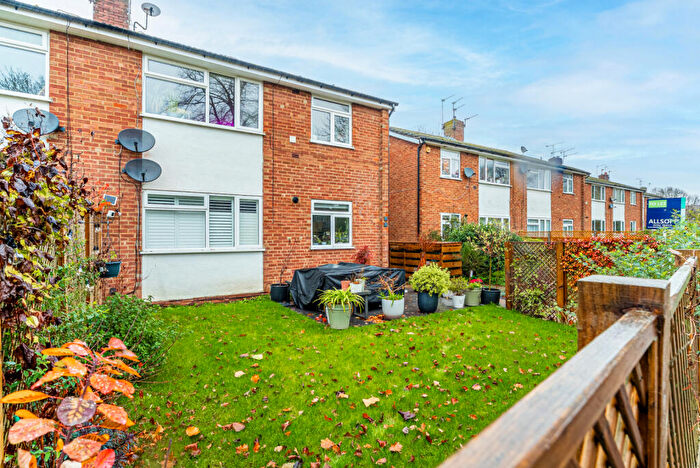 2 Bedroom Maisonette For Sale In Gilpin Green, Harpenden, Hertfordshire, AL5