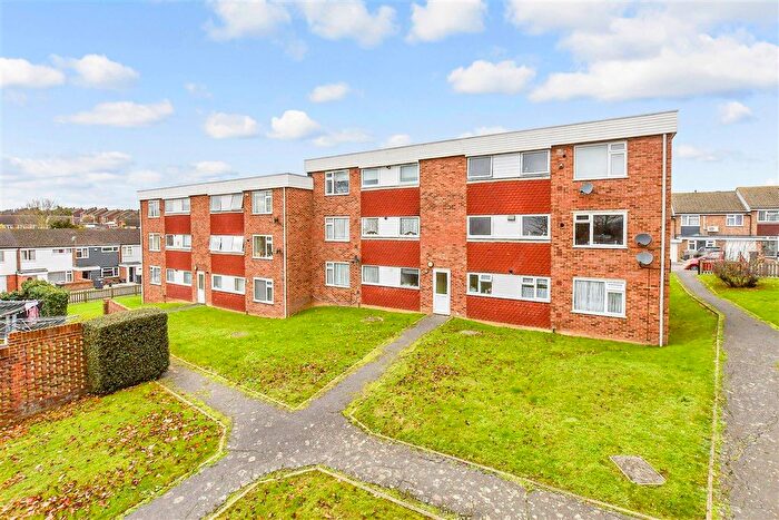 2 Bedroom Flat For Sale In Bingley Close, Snodland, Kent, ME6