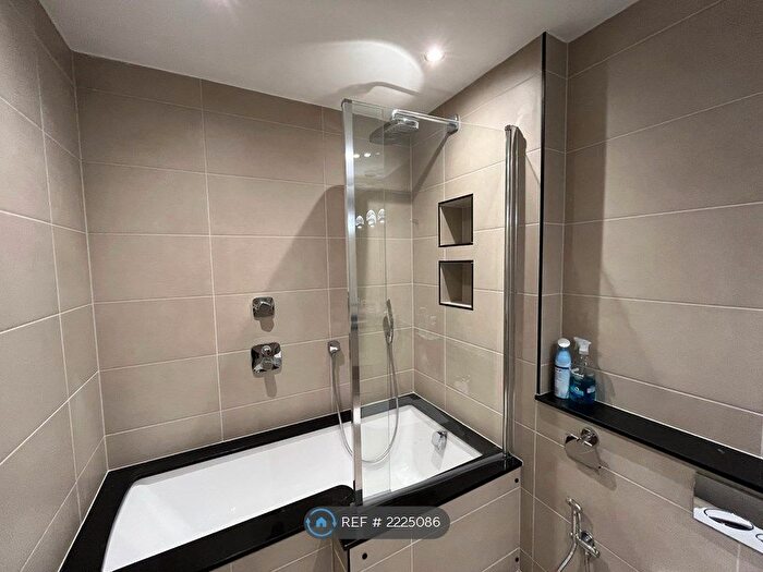 3 Bedroom Flat To Rent In Trafalgar House, Leeds, LS1