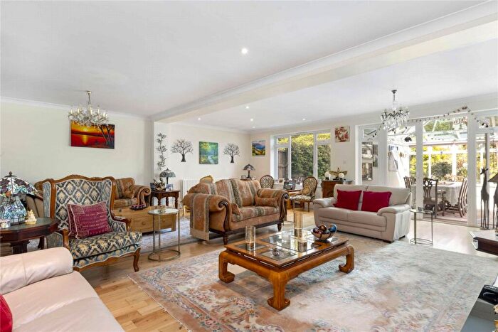 4 Bedroom Detached House For Sale In Matlock Way, New Malden, Surrey, KT3