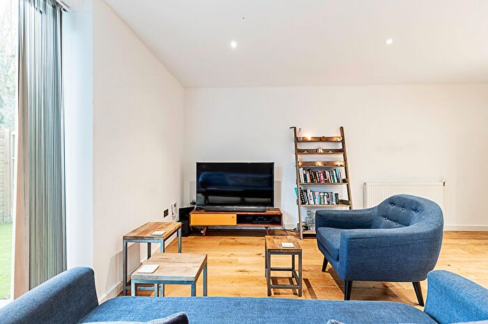 2 Bedroom Flat To Rent In Commerell Street, London, SE10