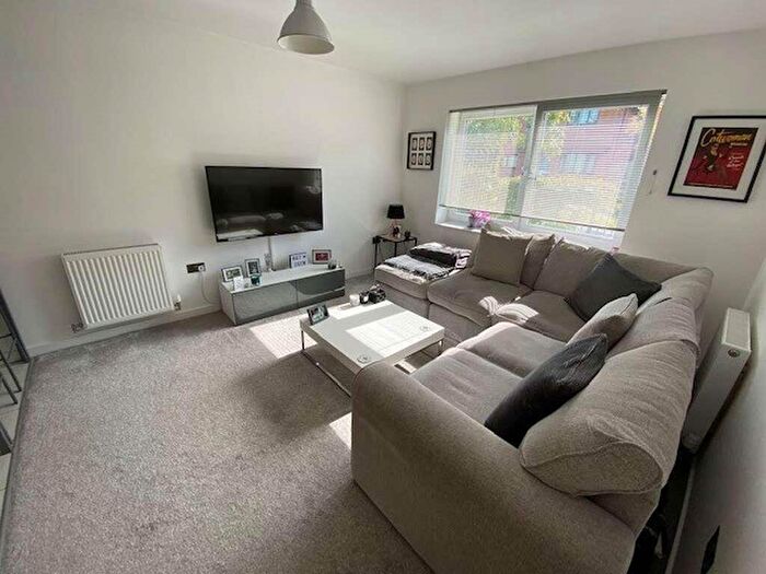 2 Bedroom Apartment To Rent In Apt Sheen Gardens, H/Green, M22